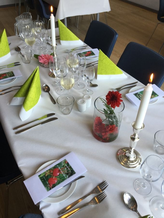Hyggeligt ser det da ud...her kom man selv med blomsterne fra haven..